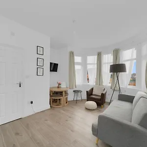 Startlet - On Elizabeth Line With Free Parking , London United Kingdom